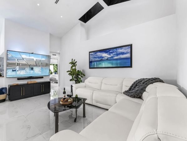 Ultimate Cape Coral Getaway - Luxury 3-Bedroom Pool Home